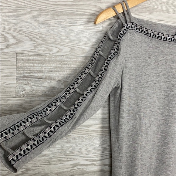 Jessica Simpson Open Sleeve Gray Blouse - Picture 2 of 6